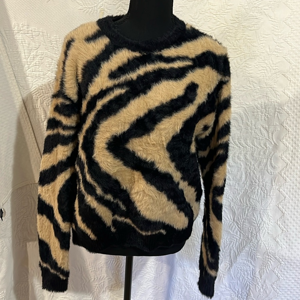 Easel sweater, size medium